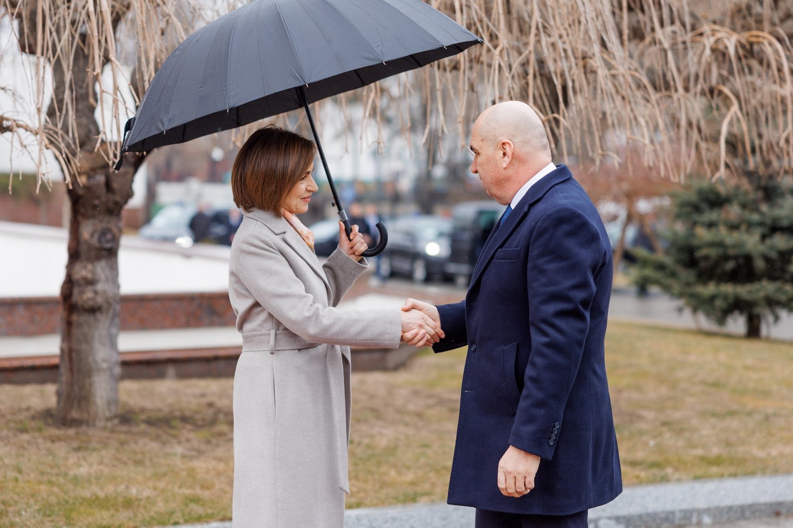 Cu ochii pe Maia Sandu și Ilie Bolojan ca pe butelie