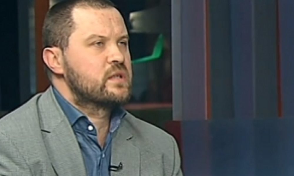 Încăierare. Cu ce ochelari citește Dan Tăpălagă.jpg