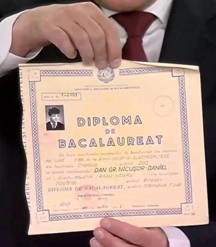 Nicușor Dan a arătat diploma de BAC.jpg
