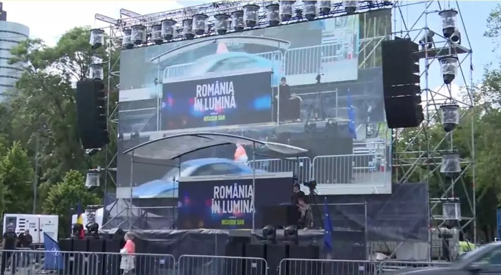 Nicușor sfidează tot și își face reclamă sub ochii premierului.jpg