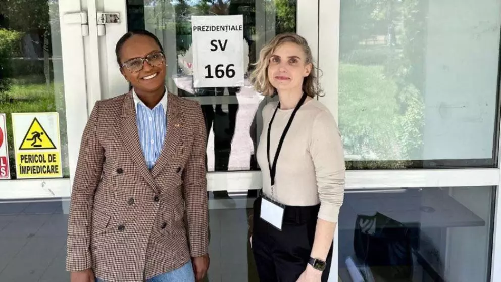 Reprezentanții Ambasadei SUA la București monitorizează cu atenție desfășurarea turului doi al alegerilor.webp