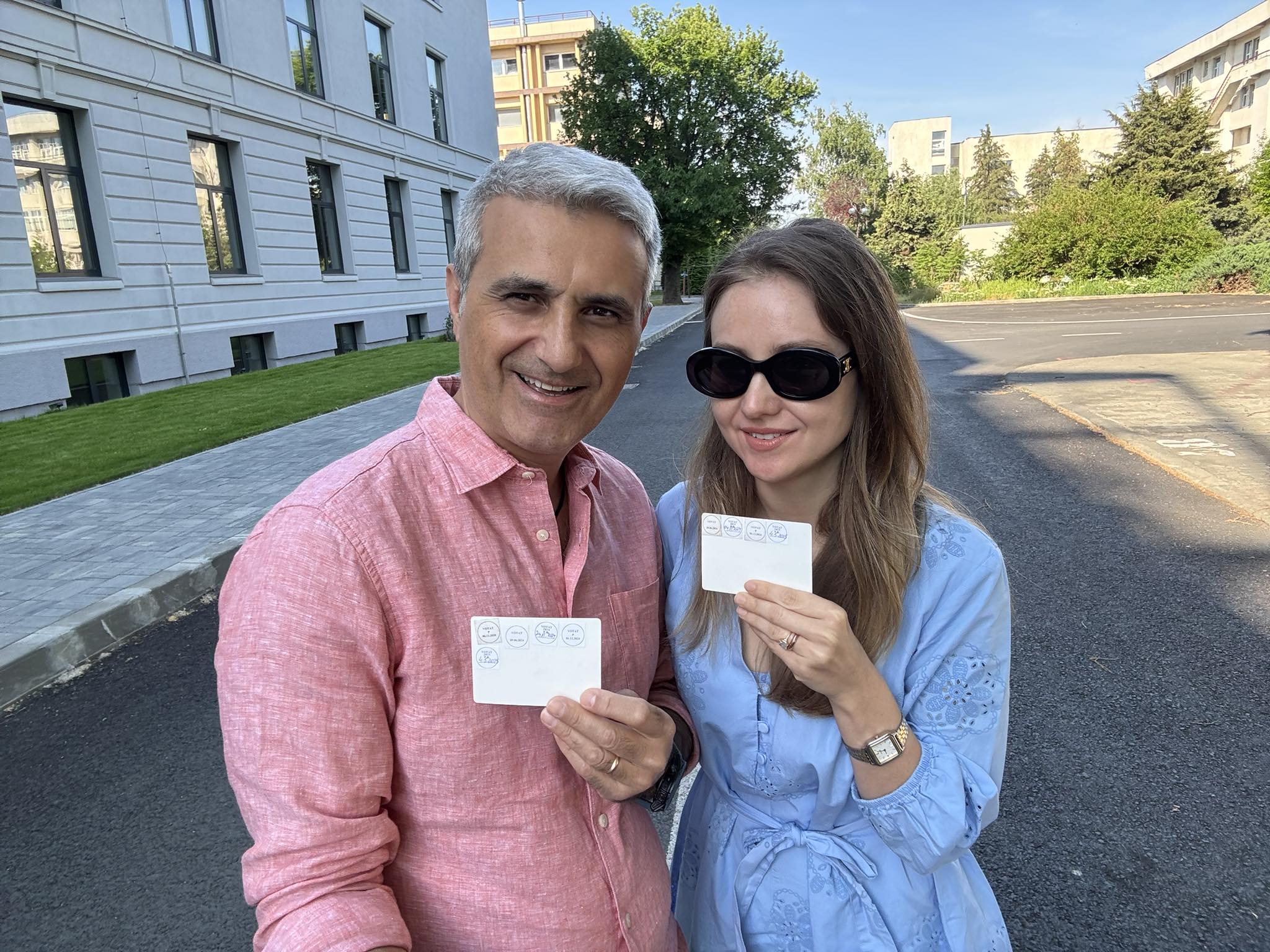 Robert Turcescu a votat M-am răcorit! Am dat cu ștampila tare, tare, tare .jpg