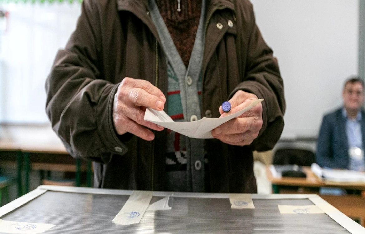 Român delegat la o secție de votare din Anglia.jpeg