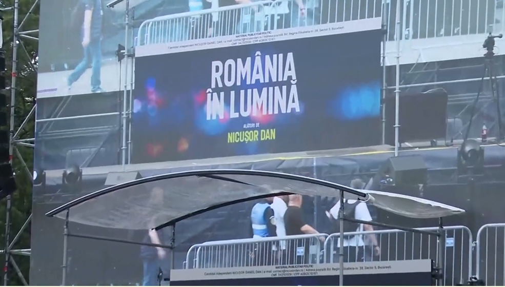 Nicușor sfidează tot și își face reclamă sub ochii premierului