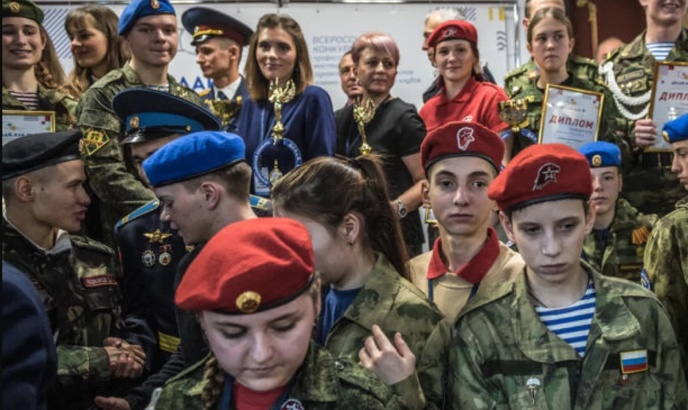 Cum sunt îndoctrinați tinerii ruși să se înroleze în armată prin literatură. „Peste cinci ani, acești cititori vor fi soldați”