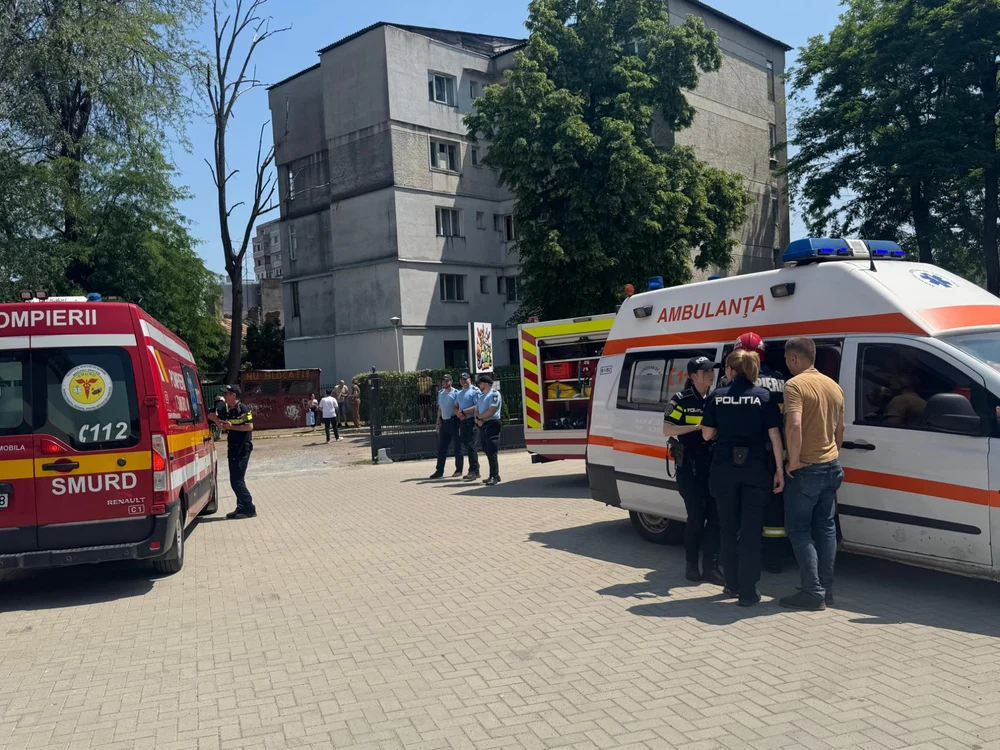 Incident la un loc de joacă din Botoșani: Doi copii au ajuns la spital, după ce s-a prăbușit tavanul peste ei. În interior erau 18 persoane