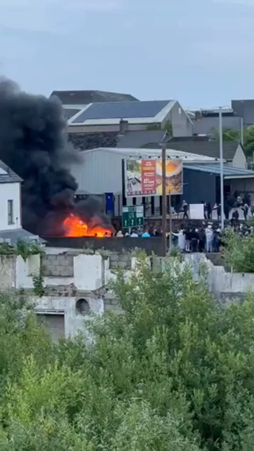 Românii din Irlanda de Nord, victimele violențelor extreme. Li se incendiază casele și afacerile. „Copiii mă întrebau de ce suntem atacați”