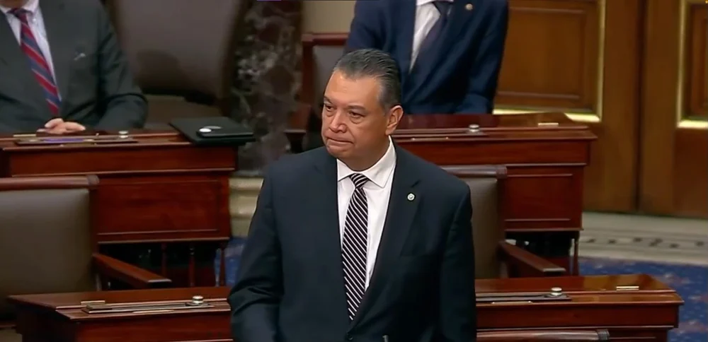 Senator american, în lacrimi, după ce a fost arestat pentru că a vrut să pună o întrebare: „Mă rog să nu trăiți niciodată așa ceva”