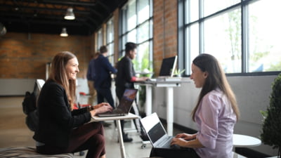 Câți bani cred românii că ar trebui să câștige în 2025 pentru un trai decent. Salariile din prezent, mult sub așteptări