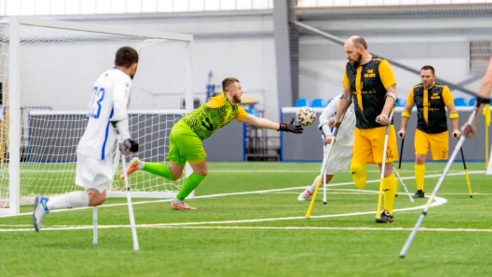 Deși schilodită de bombele lui Putin, Ucraina nu se dă bătută. Ia naștere primul campionat de fotbal jucat în cârje