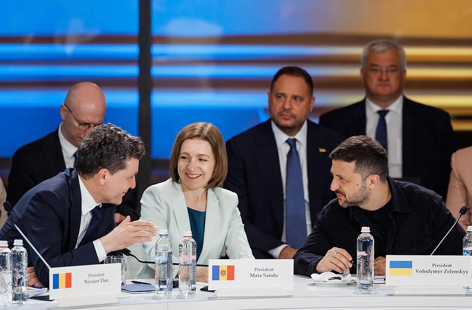 DEZINFORMARE ÎN DEZINFORMARE numele tău e Nicușor-Dan-Geniul-cel-Mare.jpg