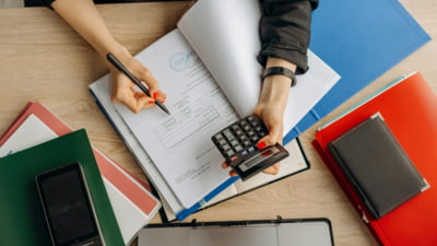 Modificări în pachetul fiscal: crește TVA și scade pragul dincolo de care pensionarii trebuie să plătească CASS SURSE