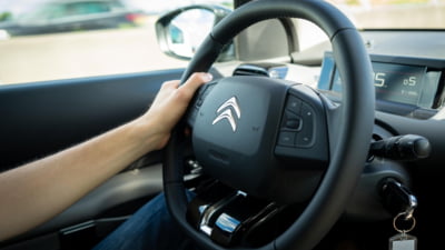 UE introduce noi reguli pentru obținerea permisului auto. Perioada de probă pentru noii șoferi, vârstă redusă și permisul în format digital, valabil pe telefoane mobile