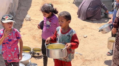 Opt copii uciși în Gaza într-un atac al Israelului. Stăteau la coadă pentru a primi mâncare. “Pentru ce păcat au fost omorâți?”. Reacția IDF
