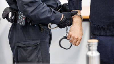 Bărbat dat în urmărire națională, prins de polițiști pe acoperișul unei clădiri din Capitală. Pentru ce era căutat