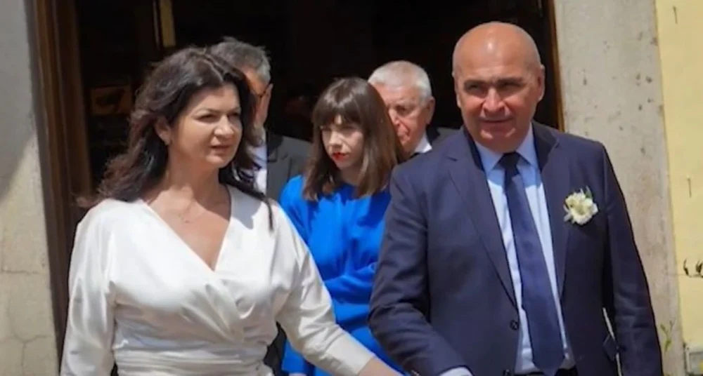 Cina secretă a lui Bolojan cu iubita și „rechinul imobiliar” din Oradea. Imagini de la restaurant