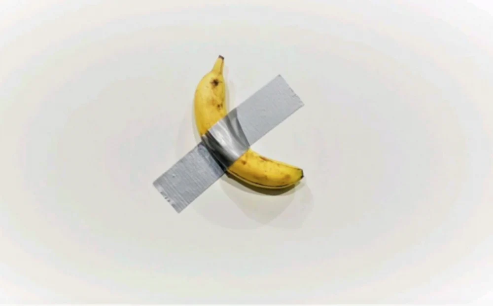 Lucrarea „Comedian”, celebra banană lipită de perete, a fost mâncată de un vizitator. Opera a fost „reinstalată în câteva minute”