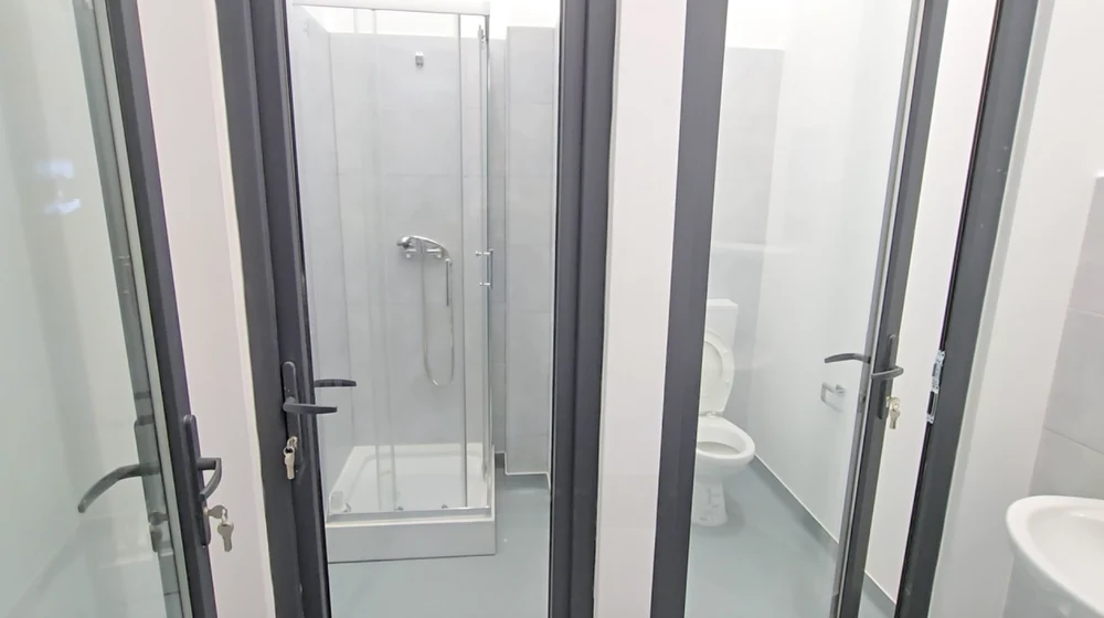 Toalete cu uși transparente și dușuri la vedere într-o piață modernizată din Pașcani. Cu ce nereguli au fost recepționate lucrările