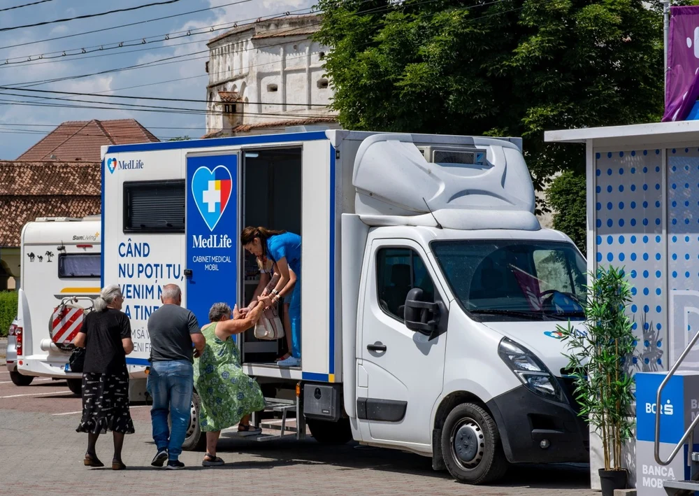 MedLife continuă să susțină comunitățile vulnerabile: peste 300 de locuitori din satele din Brașov și Alba au beneficiat de analize și consultații medicale gratuite în doar 6 zile, prin proiectul Caravana cu Sănătate