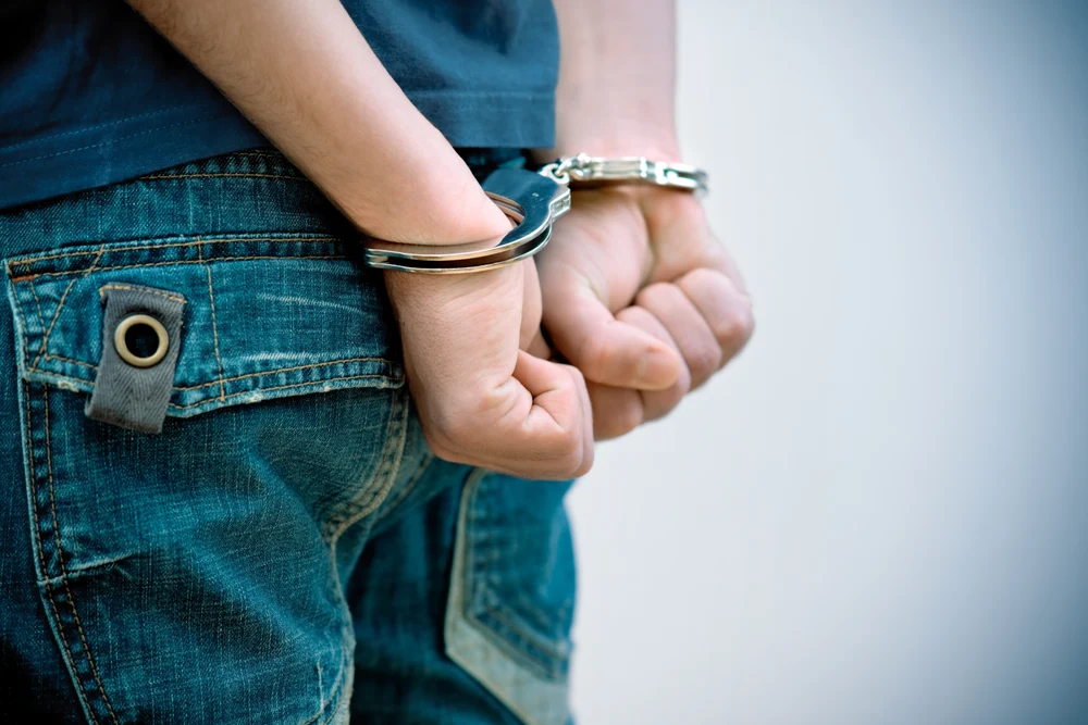 Două persoane au fost arestate după ce au amenințat cu moartea un polițist și un jandarm