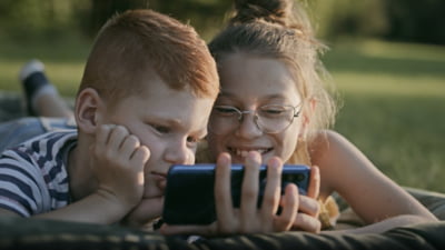 Studiu alarmant: Smartphone-urile înainte de 13 ani pot lăsa urme adânci în mintea copiilor