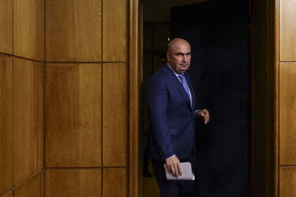 Angajații Guvernului cer oprirea „concedierilor haotice”. FNSA, ultimatum pentru Bolojan: „Ne pregătim de proteste masive!”