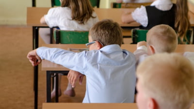 Haos pentru toată lumea după comasare. Unele școli au găsit alte soluții legale. Sindicalist: „Guvernul a aruncat un ciocan în niște mecanisme fragile”