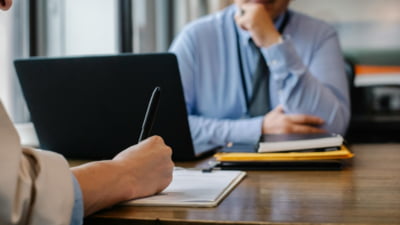 Un fost profiler SRI a intrat pe piața de recrutare. Care e procesul prin care niciun angajat, român sau străin, nu scapă de filtrul „băieților cu ochi albaștri”