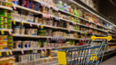 Obiceiul de cumpărături al românilor care prevestește o criză economică. Fenomenul apare mereu în vreme de instabilitate: „Ca economist, mă îngrijorează foarte mult aceste trenduri”