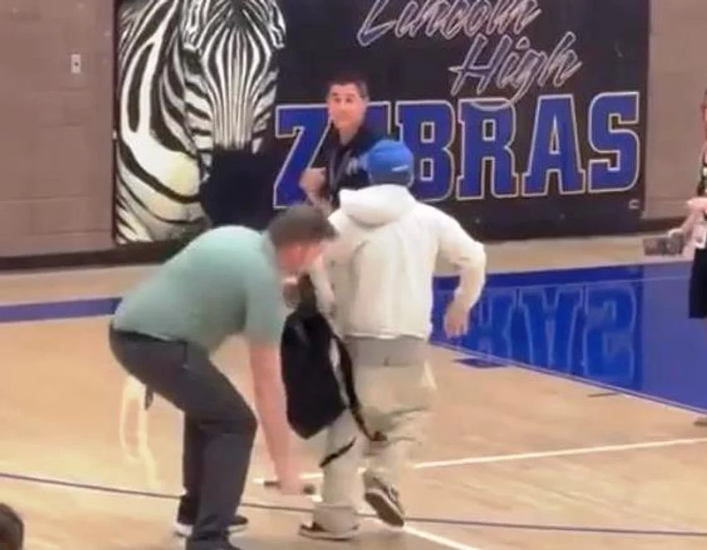 Imagini virale. Un elev care-și atacă profesorul, imobilizat de un polițist cu un procedeu din wrestling