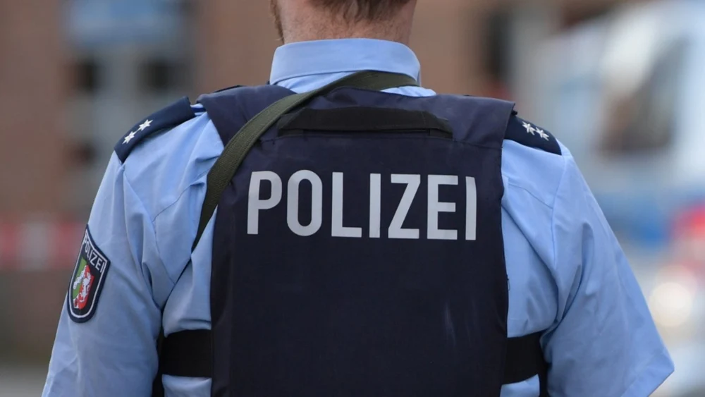 O șoferiță a dansat pe o autostradă, motivând că „traficul a enervat-o”. După ce a blocat circulația două zile, poliția a deportat-o din Germania