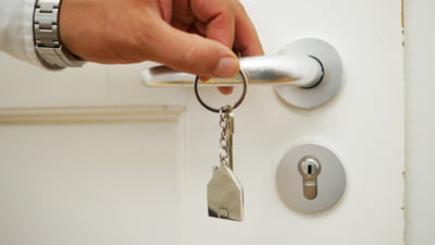 Tinerii, alungați din orașele universitare. Suntem campioni la creșterea prețului chiriilor. „Imposibil pentru un student să închirieze o garsonieră”