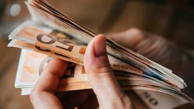 Guvernul pregătește taxarea inversă pentru piețari, dar nu se atinge de comerțul transfrontalier. Ce ar închide realist gaura bugetară făcută de frauda de TVA