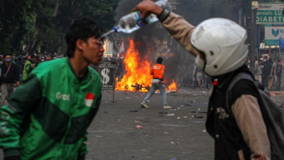 Politicienii din a patra cea mai mare țară din lume renunță la unele beneficii pentru a pune capăt protestelor naționale violente