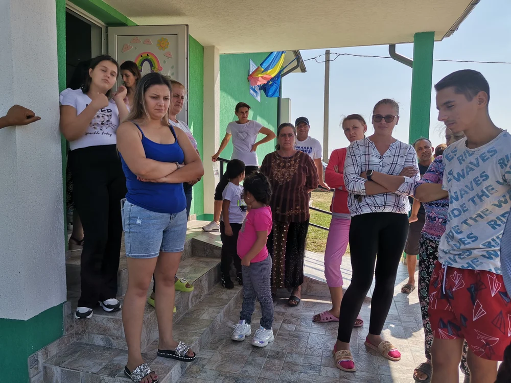 Comasarea școlilor în Olt: elevi de 7 ani puși pe drumuri lungi pentru a învăța. „Și de aici au ieșit oameni mari, să știți! Vrem aici”