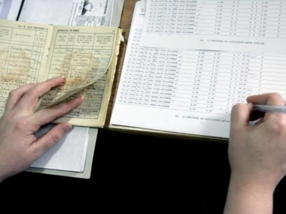 Merită să cumperi vechime în muncă? Pensia socială este cu 268 de lei mai mare decât asigurarea retroactivă