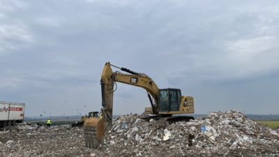 Scandalul gunoaielor în vestul țării. Un județ este la un pas să nu mai aibă unde să ducă deșeuri din cauza unui război între politicieni și operatorul de salubritate
