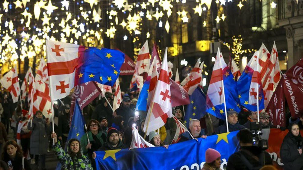 Georgia fierbe: mii de protestatari în stradă, în timp ce partidul aflat la guvernare anunță victoria în alegeri. Poliția a folosit gaze lacrimogene