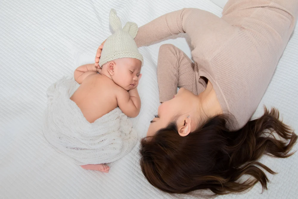 „Un copil are nevoie de o mamă vie, nu perfectă”. Ce spun psihologii despre efectele concediului maternal prelungit