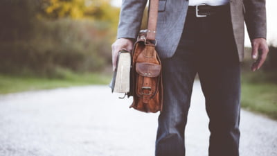 Profesor universitar din Iași, dat afară după ce a violat o studentă chiar în biroul său. Bărbatul a mai hărțuit și alte studente