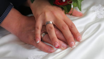 Un bărbat care și-a congelat soția moartă are acum o nouă parteneră