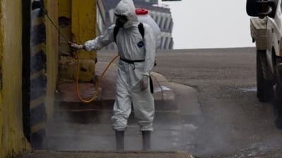 Lumea luată prin surprindere: un pacient grav bolnav din cauza unui virus nemaivăzut până acum, apărut imprevizibil. Medicii, în alertă