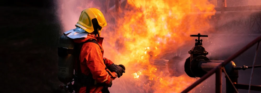 Exploziile și incendiile se repetă, autoritățile bâjbâie. Experți: Sistemul de gaze este vulnerabil și ignorat