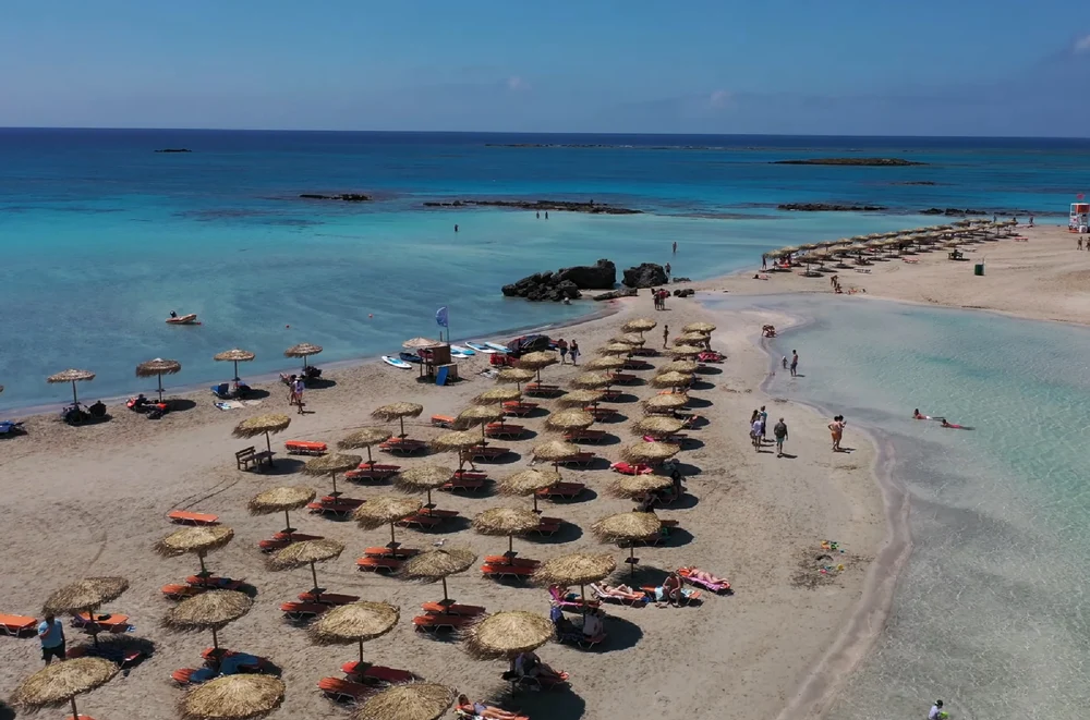 Românii își rezervă deja vacanța din 2026. Sejururi mai scurte, dar cumpărate la ofertă