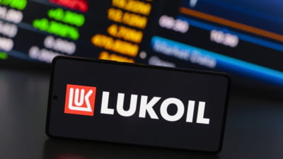 Lukoil, abonată la contracte cu statul: „Mare parte din carburanții pe care instituțiile îi folosesc vin de la acest jucător”