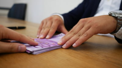 Aproape 500.000 de oameni și-au lichidat conturile de economii în 2025. „Concluzia cea mai sumbră este că acei bani au fost scoși ca să fie puși la saltea”