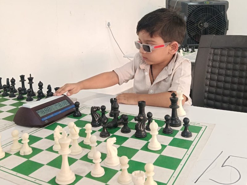 Un copil de 3 ani a devenit cel mai tânăr jucător de șah care a obținut un rating oficial FIDE