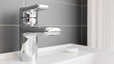 Topul prețurilor la apă potabilă în România finalului de an 2025. Regiunea Moldovei plătește dublu față de mare parte din restul țării GRAFIC