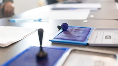 Suspiciuni de fraude la vot, în București. Cerneala de pe ștampilă se imprimă pe cealaltă parte a foii. A fost sesizată Poliția Capitalei