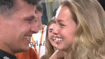 Cine e iubita noului campion mondial din Formula 1. Tânăra a ”jonglat” cu fotbaliști de top FOTO